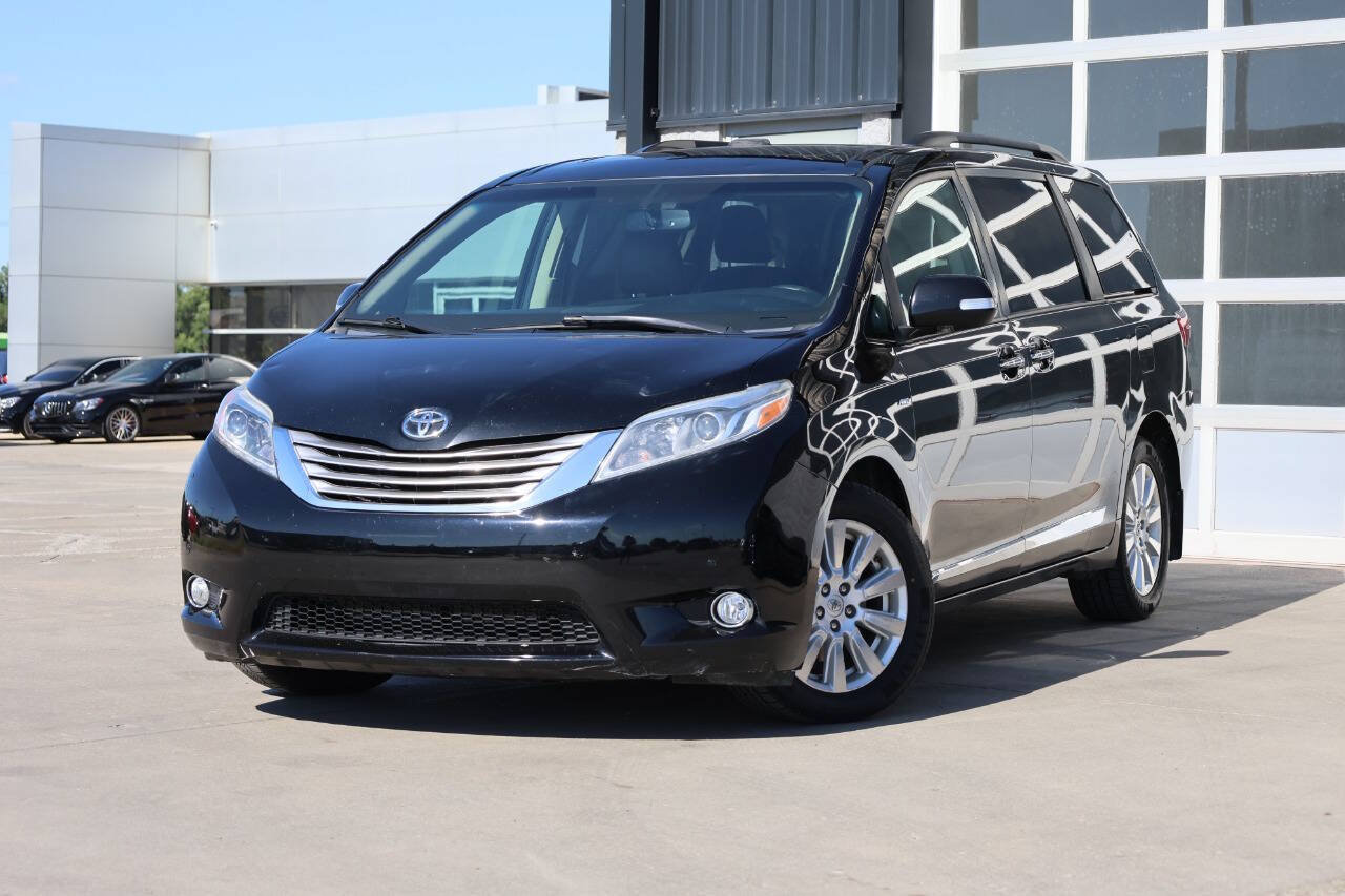 Used 2017 Toyota Sienna Limited AWD/4WD image 3