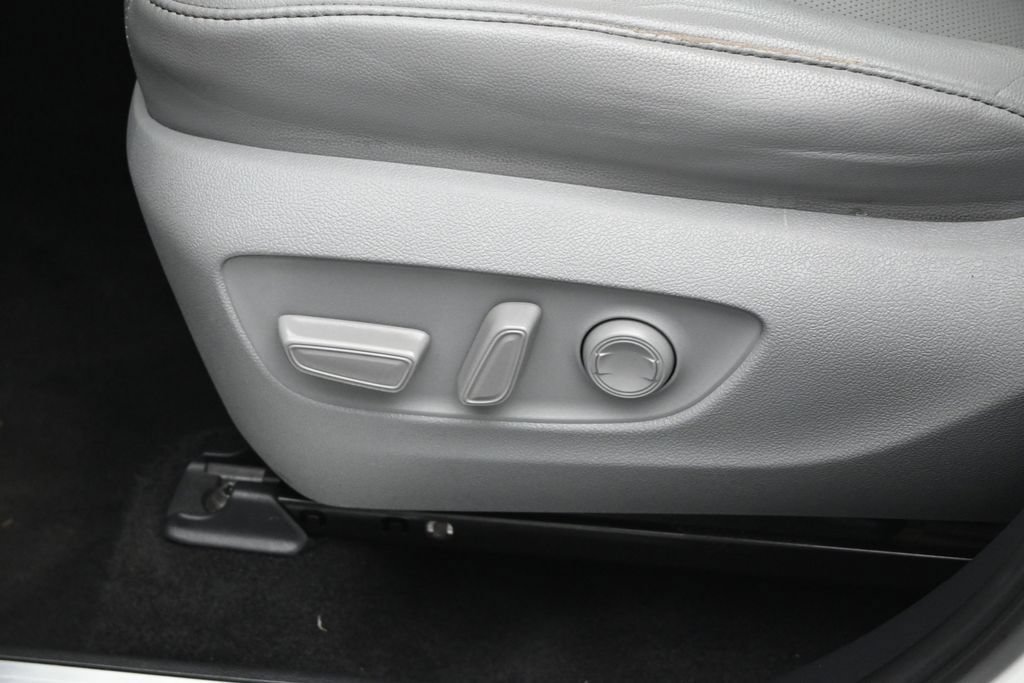 Used 2022 Toyota Highlander Limited FWD image 10