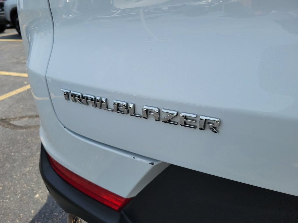 Used 2023 Chevrolet TrailBlazer ACTIV w/ Sun and Liftgate Package FWD image 9
