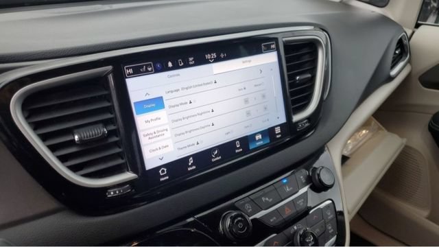 Used 2024 Chrysler Pacifica Touring-L FWD image 15