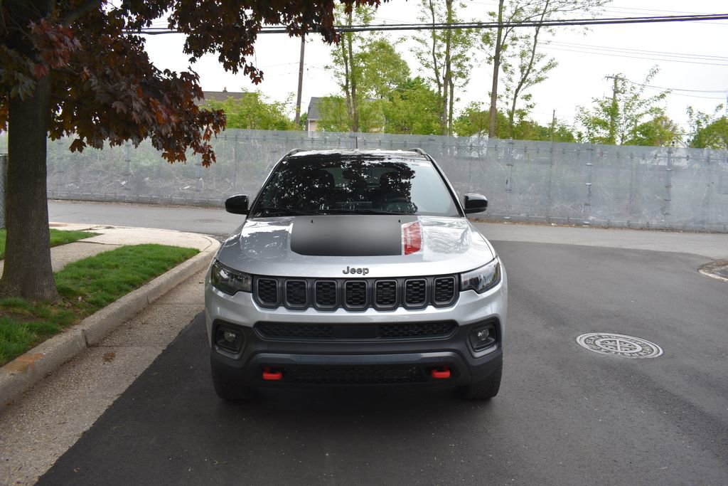 Used 2025 Jeep Compass Trailhawk AWD/4WD image 2
