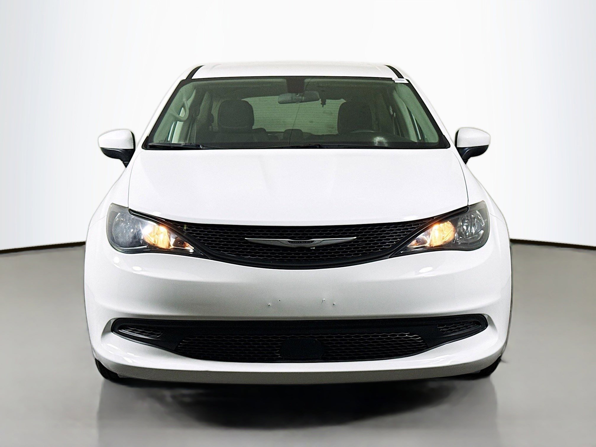 Used 2022 Chrysler Voyager LX FWD image 2
