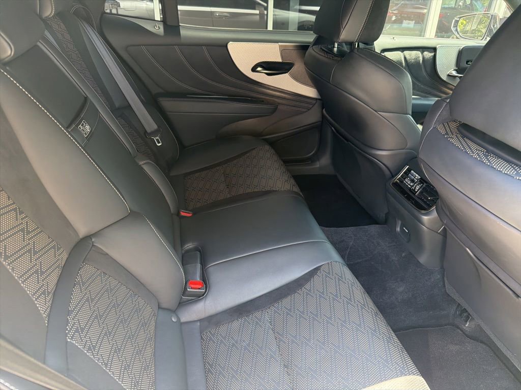 Certified 2023 Lexus LS 500 F Sport w/ Cold Weather Package (CK) RWD image 4