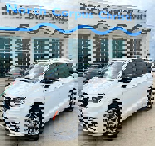 Used 2024 Chrysler Pacifica Limited w/ Uconnect Theater Family Group image 1