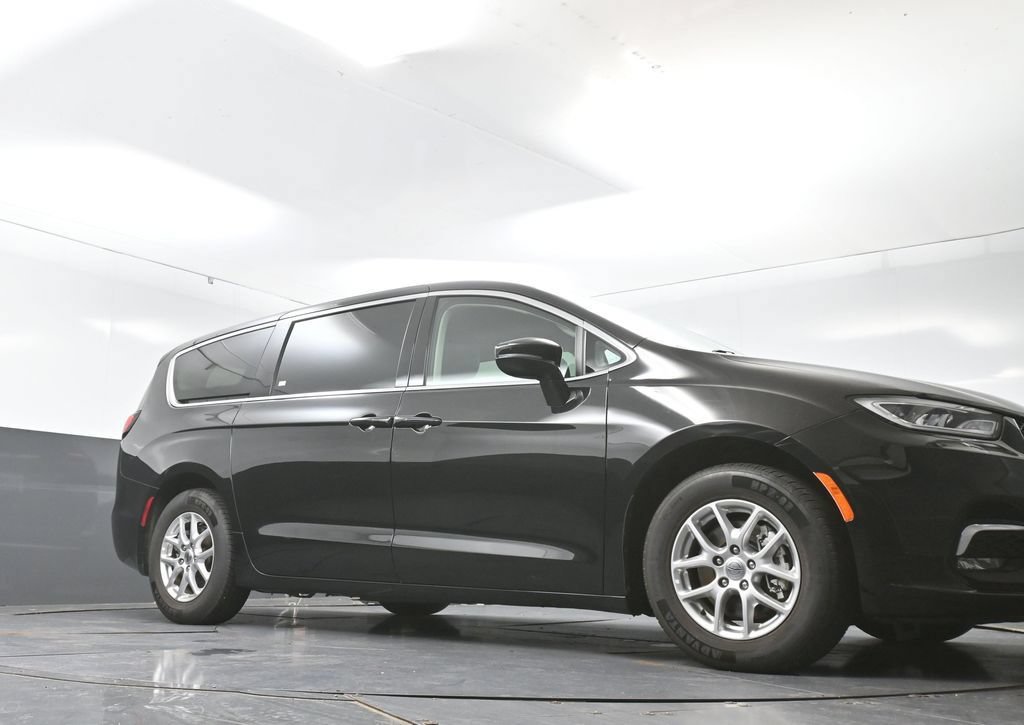 Used 2024 Chrysler Pacifica Touring-L FWD image 58