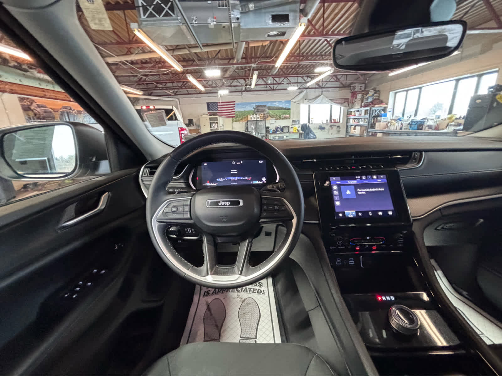 Used 2023 Jeep Grand Cherokee Laredo X image 12