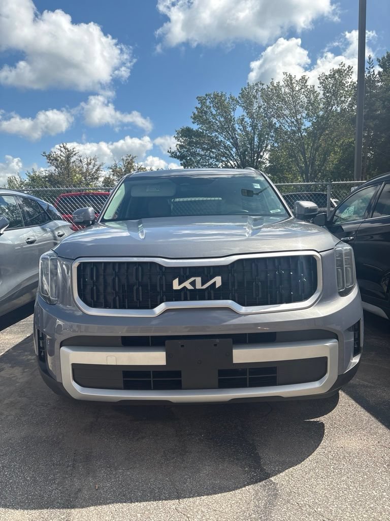 Used 2024 Kia Telluride EX w/ EX Captain's Chair Package FWD image 9