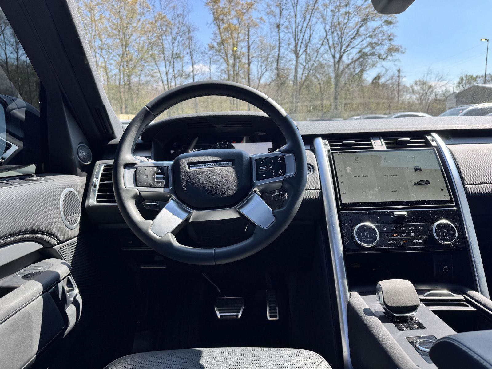 Used 2024 Land Rover Discovery Dynamic SE image 19