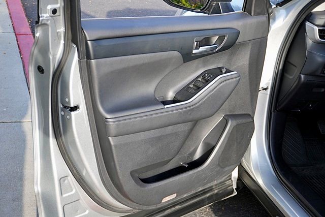 Used 2024 Toyota Highlander XLE AWD/4WD image 23