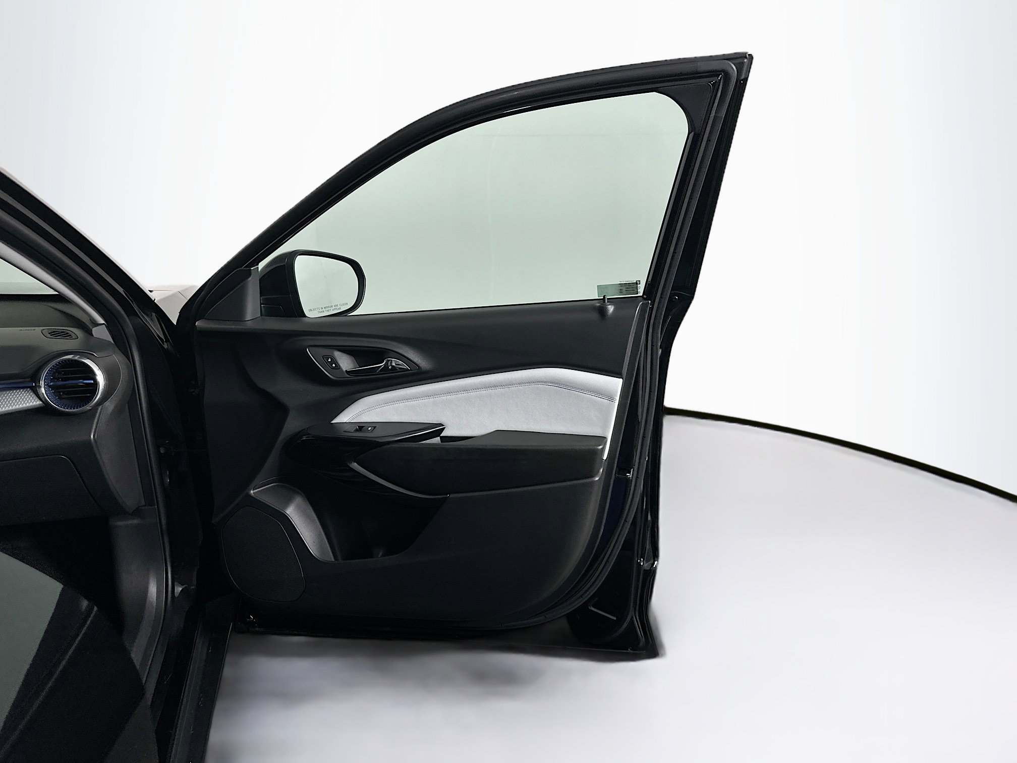 Used 2025 Chevrolet Trax LT w/ LT Convenience Package image 29