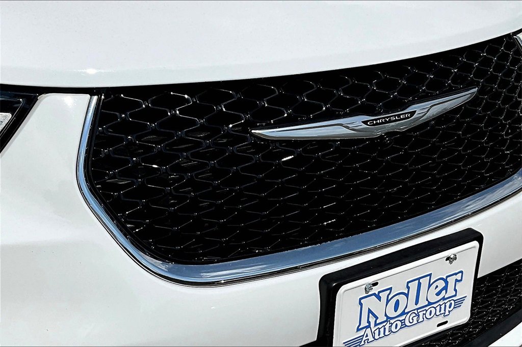 Used 2025 Chrysler Pacifica Select image 29