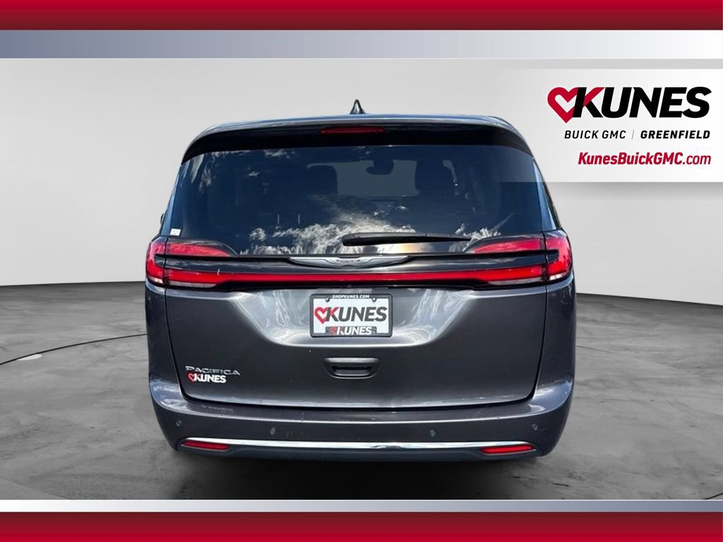 Used 2023 Chrysler Pacifica Touring-L FWD image 6