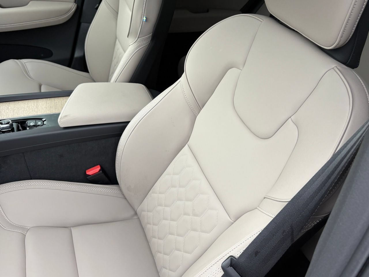 New 2026 Volvo XC60 B5 Plus w/ Protection Package Premier AWD/4WD image 18