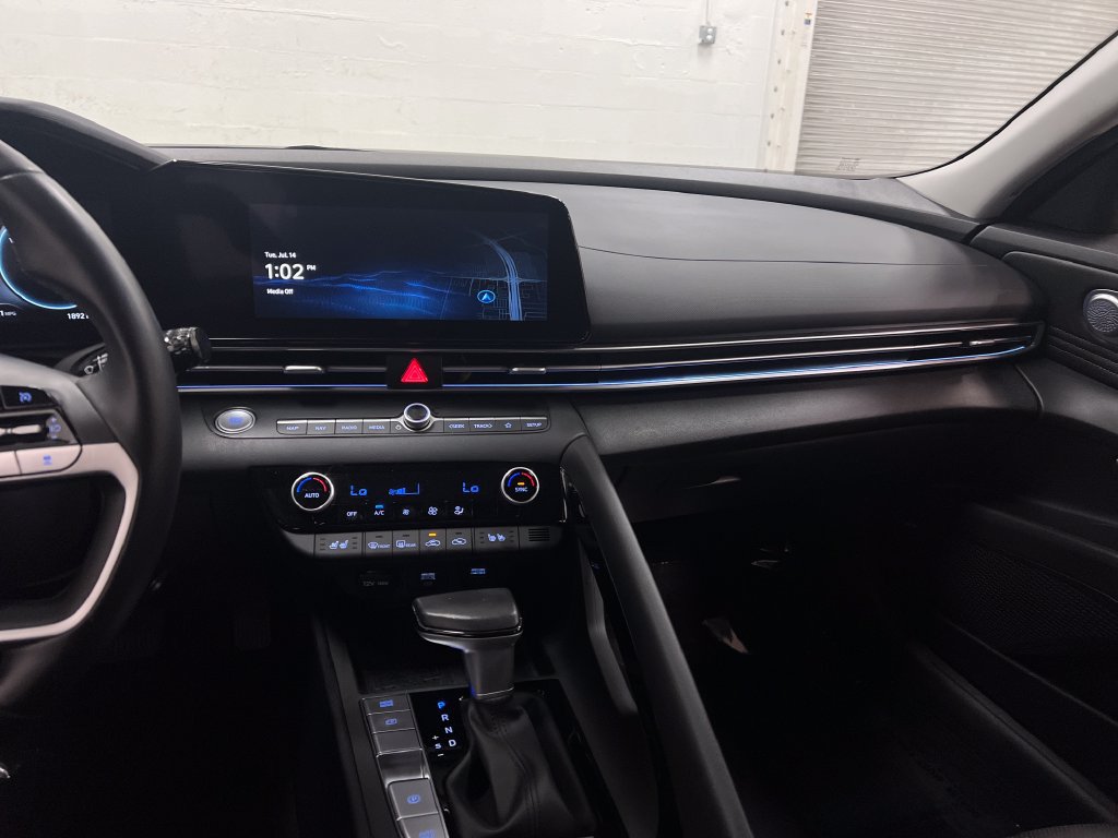 Used 2023 Hyundai Elantra Limited FWD image 17