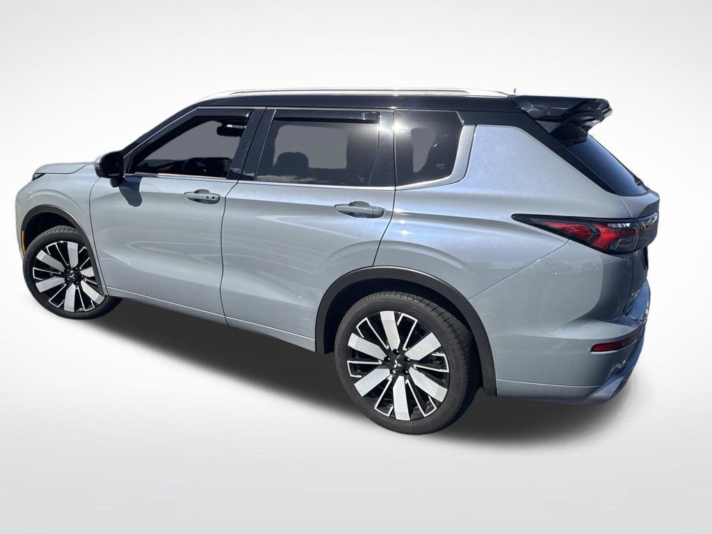 Used 2026 Mitsubishi Outlander SEL FWD image 2