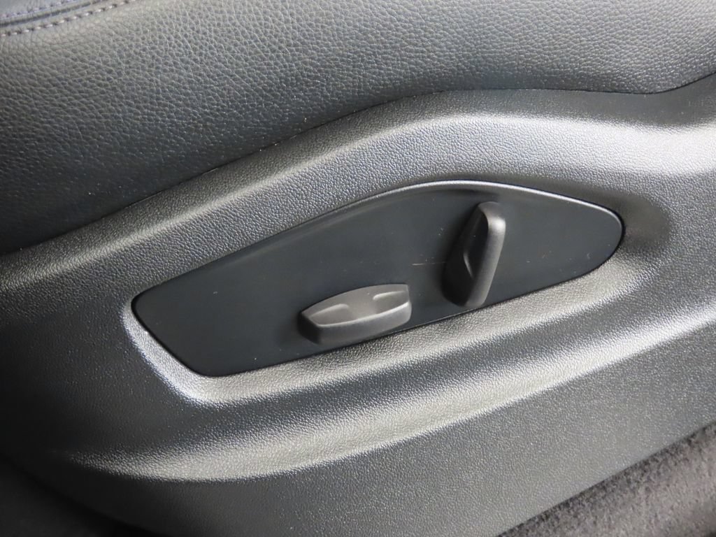 Certified 2025 Porsche Cayenne AWD/4WD image 40