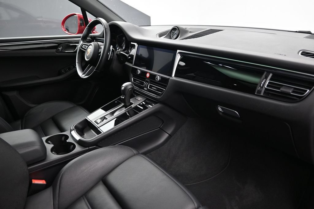 Certified 2024 Porsche Macan AWD/4WD image 14