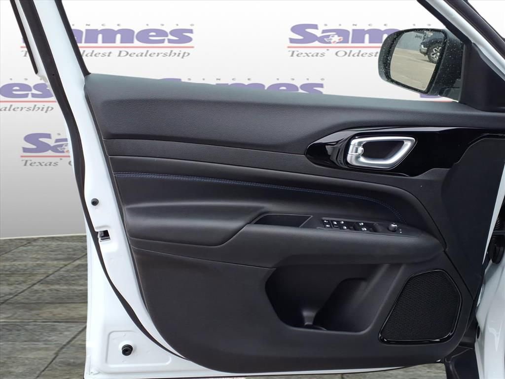 New 2026 Jeep Compass Latitude image 9