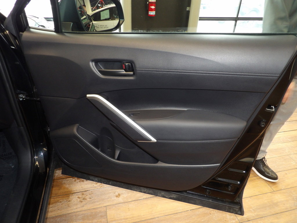 Used 2025 Toyota Corolla Cross LE image 12