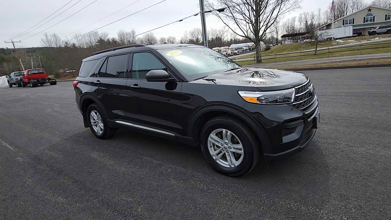 Used 2023 Ford Explorer XLT image 2