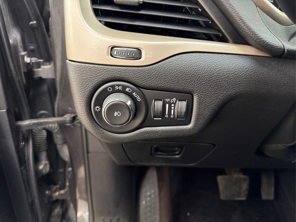 Used 2016 Jeep Cherokee Latitude w/ Cold Weather Group image 25