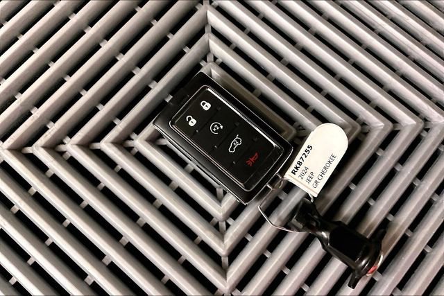 Used 2024 Jeep Grand Cherokee Limited w/ Luxury Tech Group II image 12