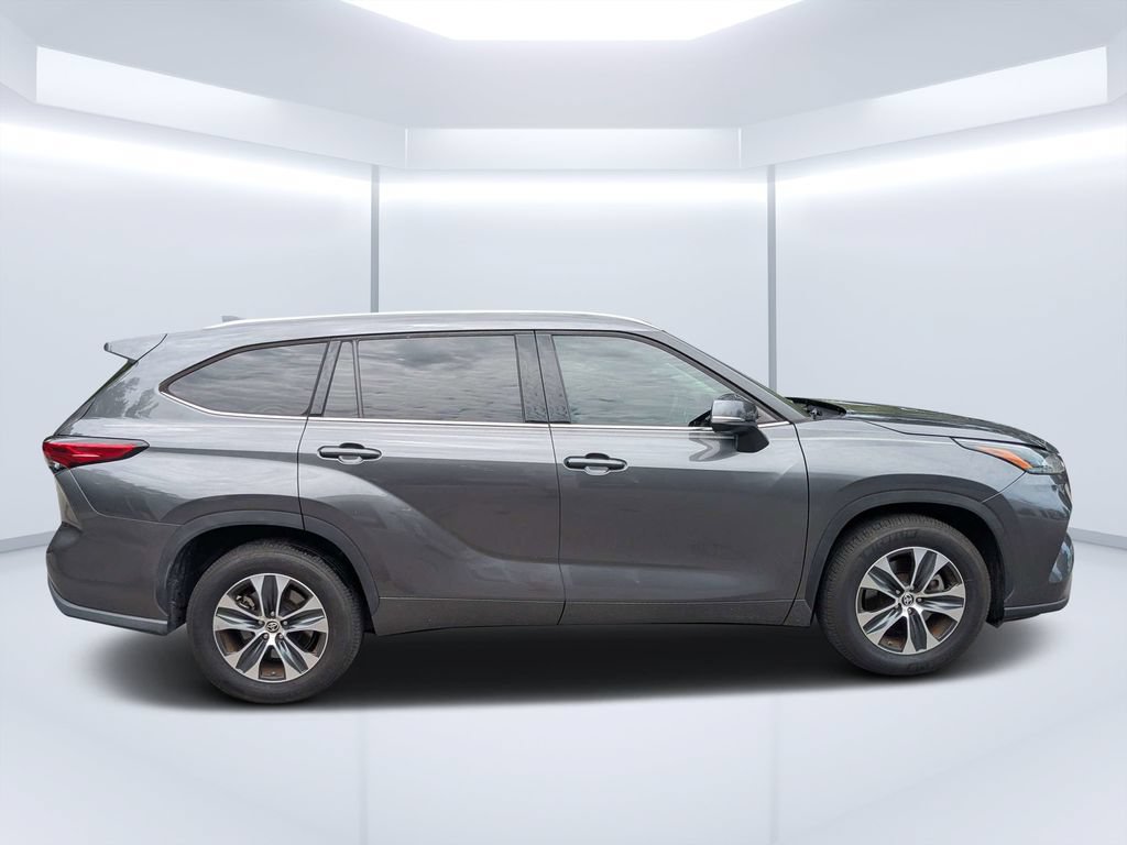 Used 2022 Toyota Highlander XLE FWD image 3
