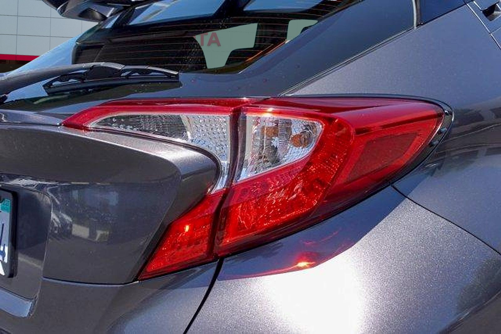 Used 2019 Toyota C-HR XLE FWD image 5