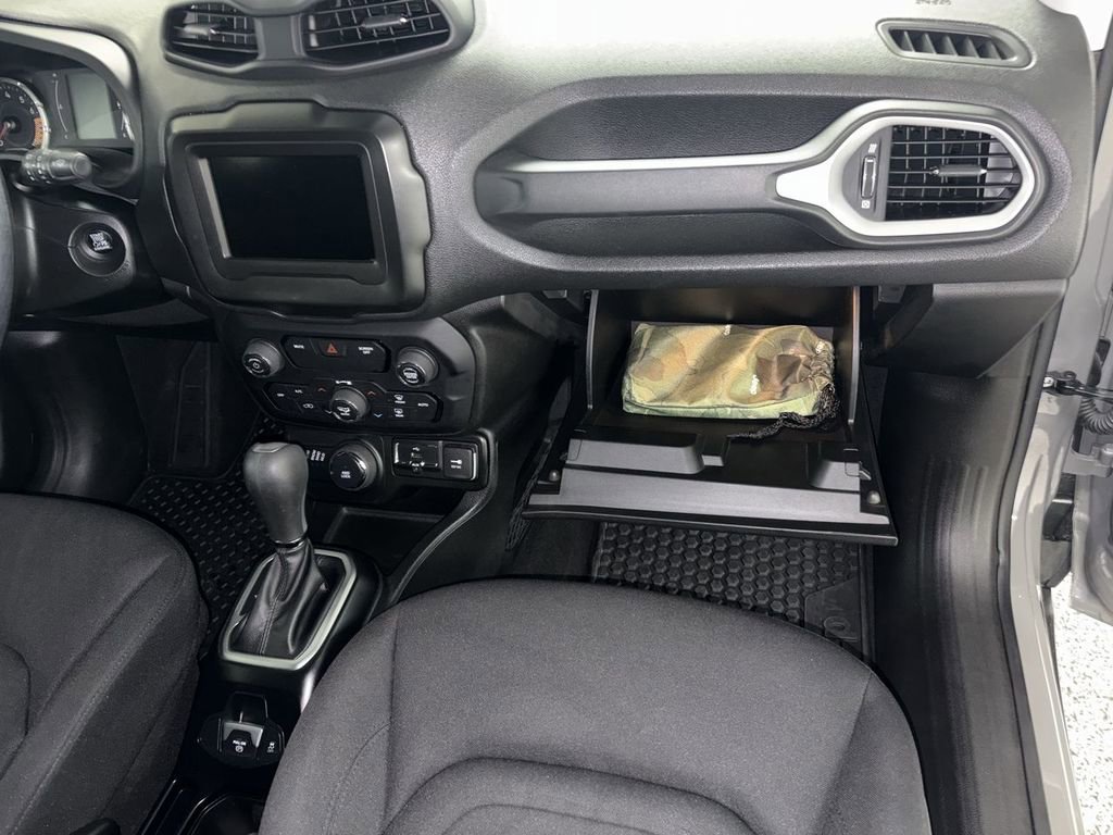 Used 2019 Jeep Renegade Latitude w/ Cold Weather Group image 19