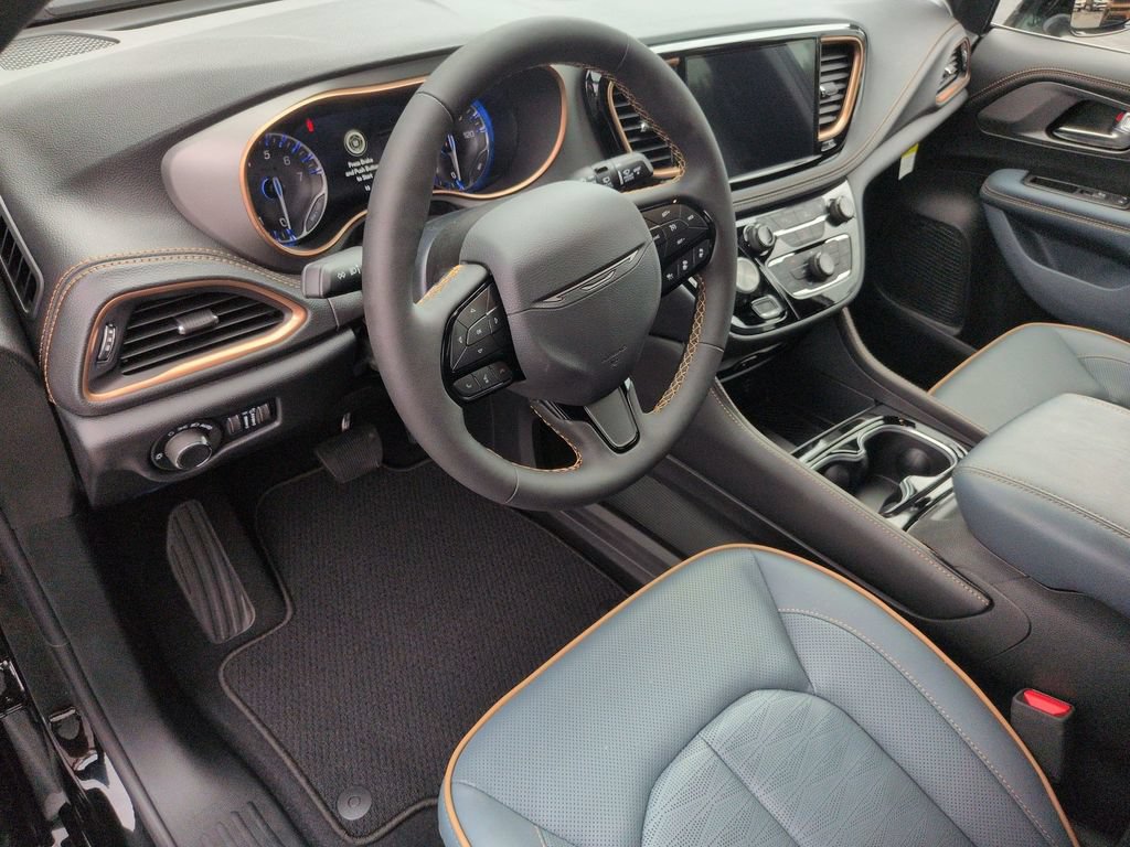 New 2027 Chrysler Pacifica Pinnacle w/ Theater Group FWD image 15