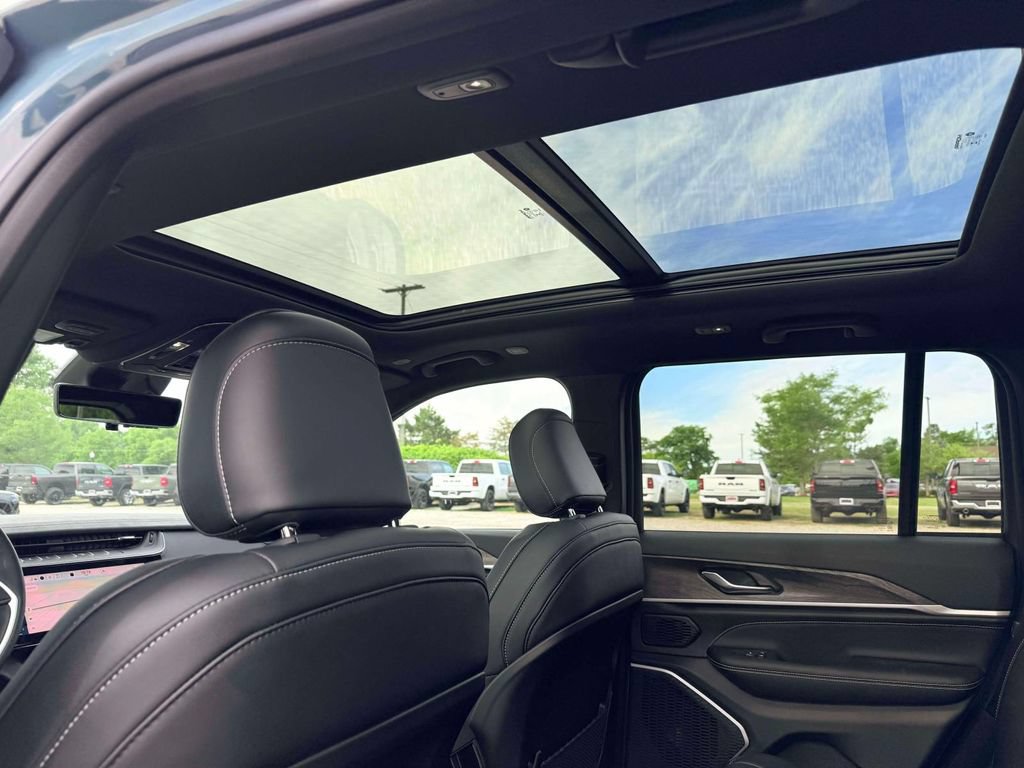 New 2026 Jeep Grand Cherokee Limited AWD/4WD image 11