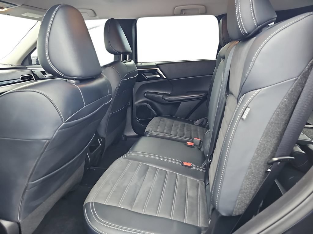 Used 2024 Mitsubishi Outlander 4WD Plug-In Hybrid image 14