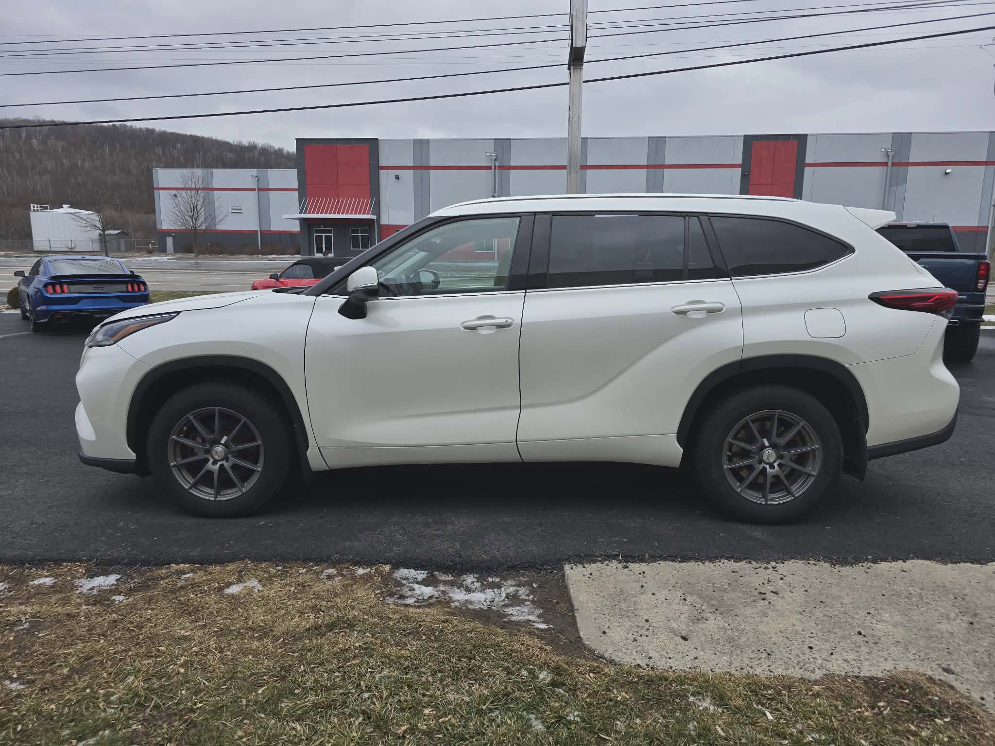 Used 2021 Toyota Highlander XLE image 7