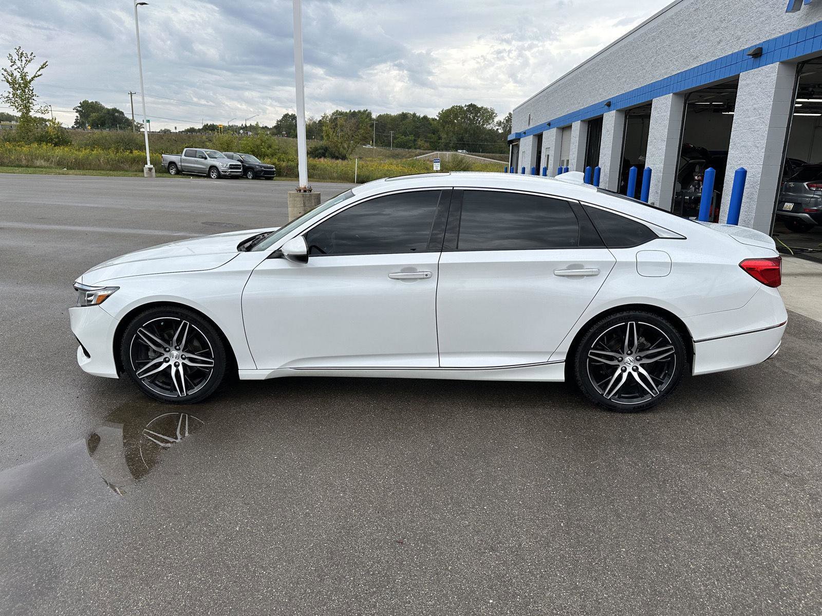 Used 2022 Honda Accord Touring image 2