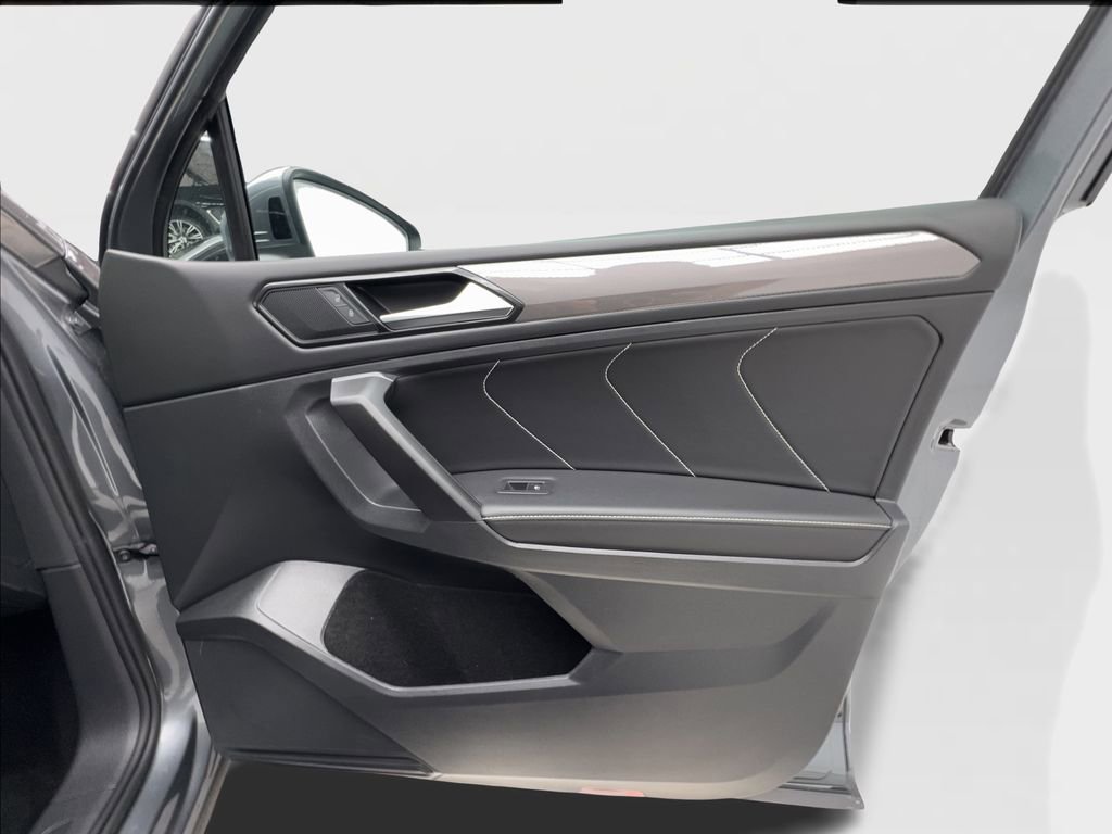 Used 2023 Volkswagen Tiguan SE w/ Panoramic Sunroof Package FWD image 31