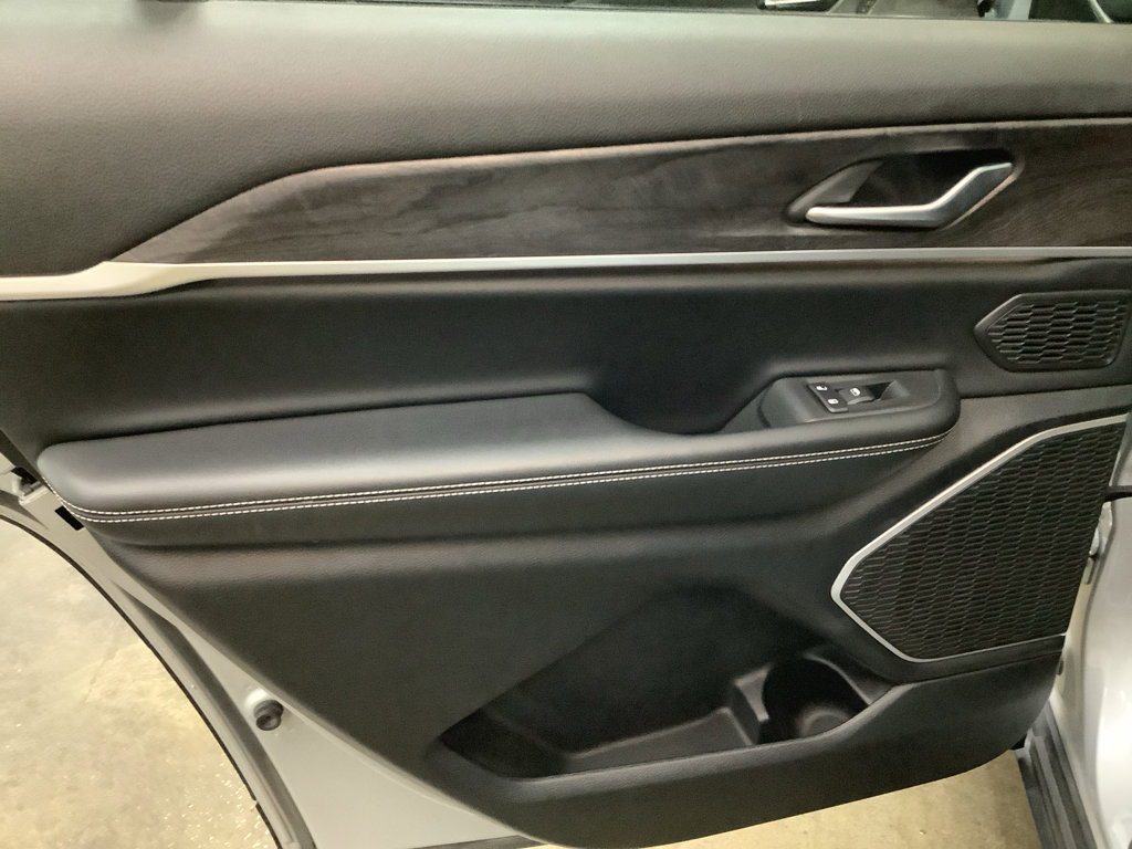 Used 2021 Jeep Grand Cherokee L Limited AWD/4WD image 23