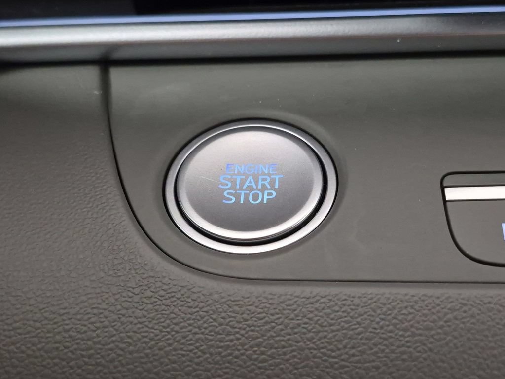 Used 2025 Hyundai Elantra SEL FWD image 29