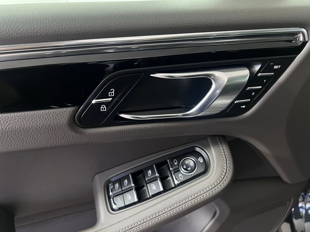 Certified 2025 Porsche Macan image 28