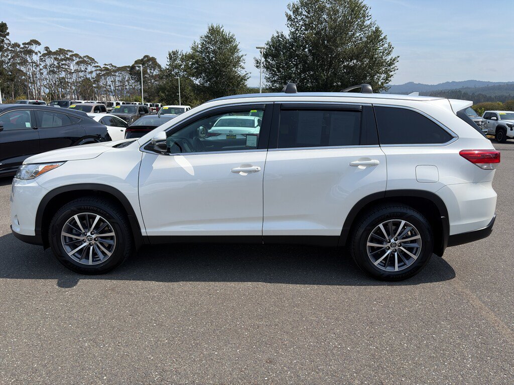 Used 2019 Toyota Highlander XLE AWD/4WD image 2