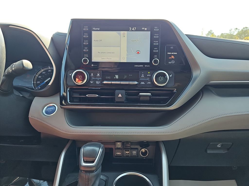 Used 2020 Toyota Highlander XLE image 25