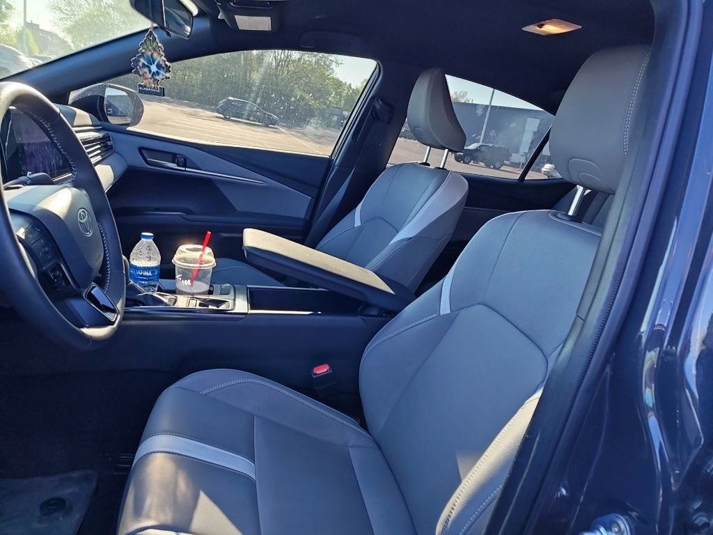 Used 2025 Toyota Camry SE image 6