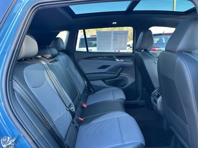 Used 2025 Volkswagen Tiguan SE R-Line image 21