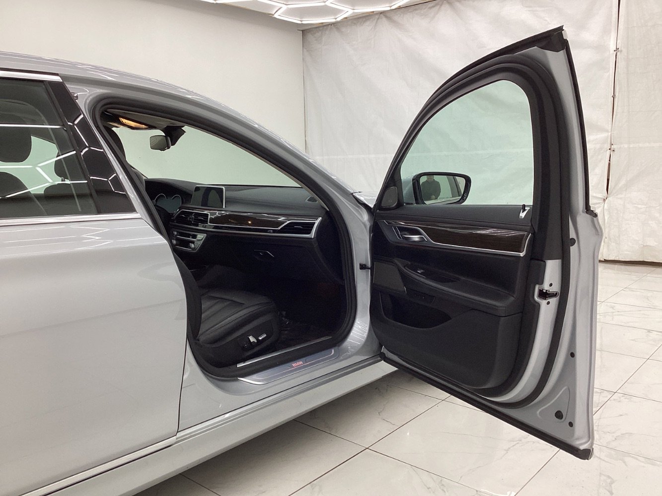 Used 2019 BMW 740i xDrive image 17