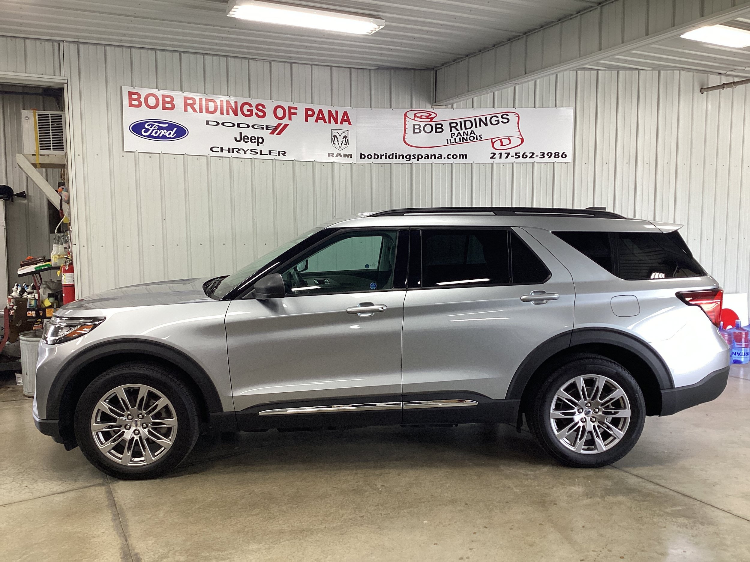 Used 2025 Ford Explorer Active w/ Active Comfort Package AWD/4WD image 2