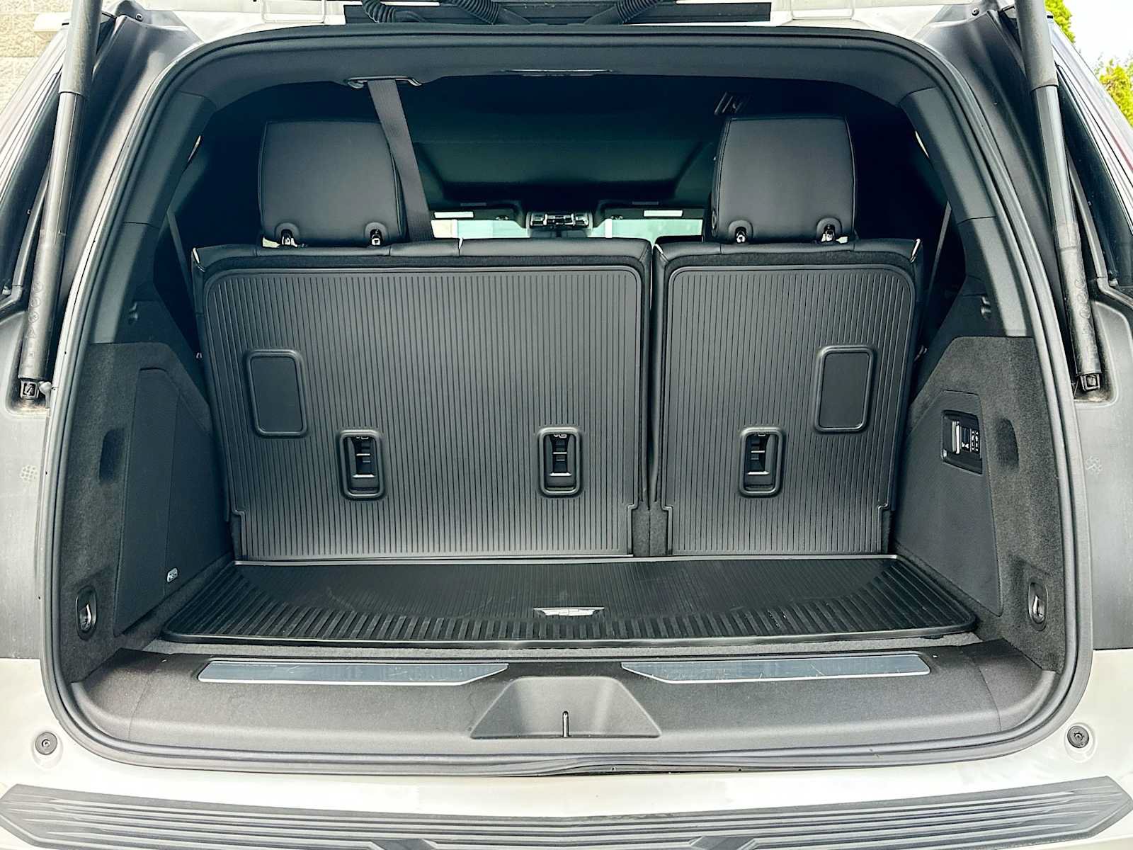 Used 2025 Cadillac Escalade Sport w/ LPO, Floor Liner Package AWD/4WD image 29