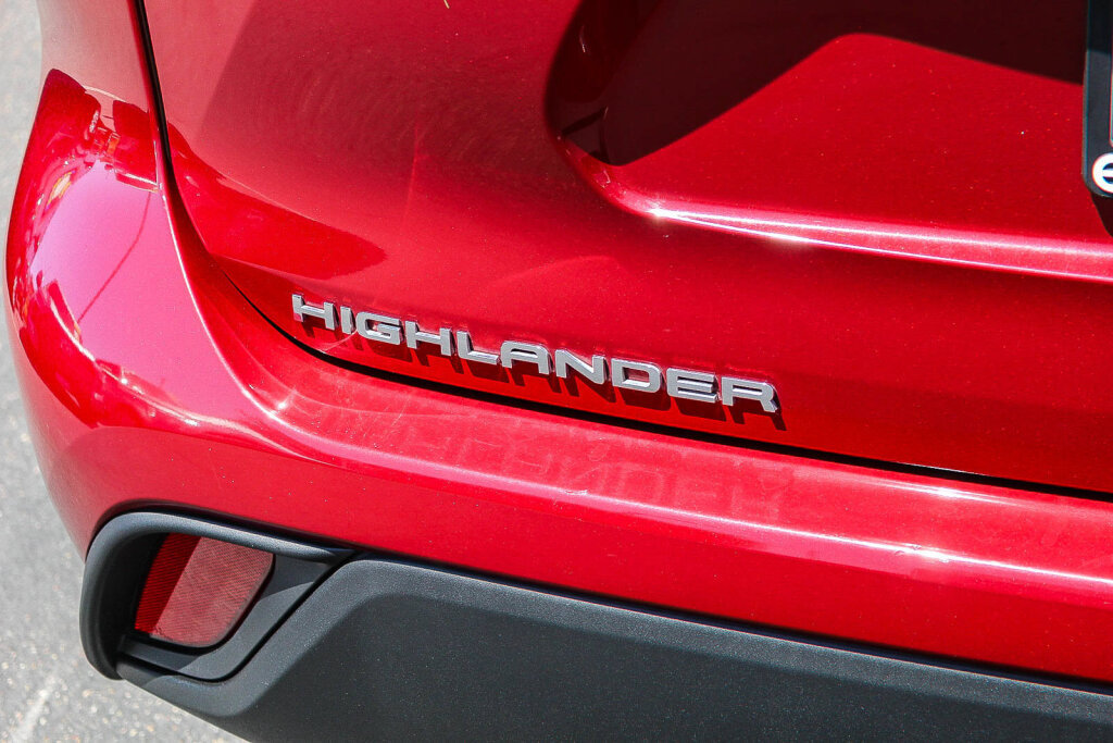 Certified 2025 Toyota Highlander LE FWD image 28