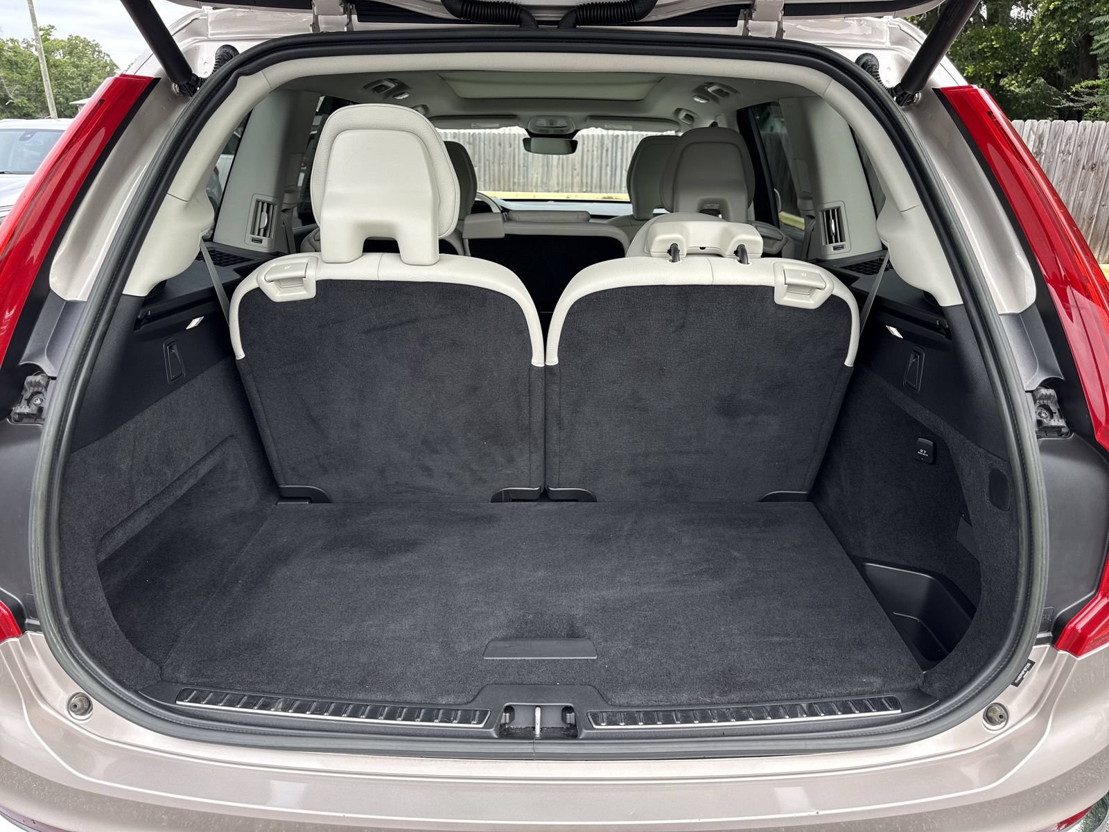 Used 2023 Volvo XC90 B6 Plus AWD/4WD image 34