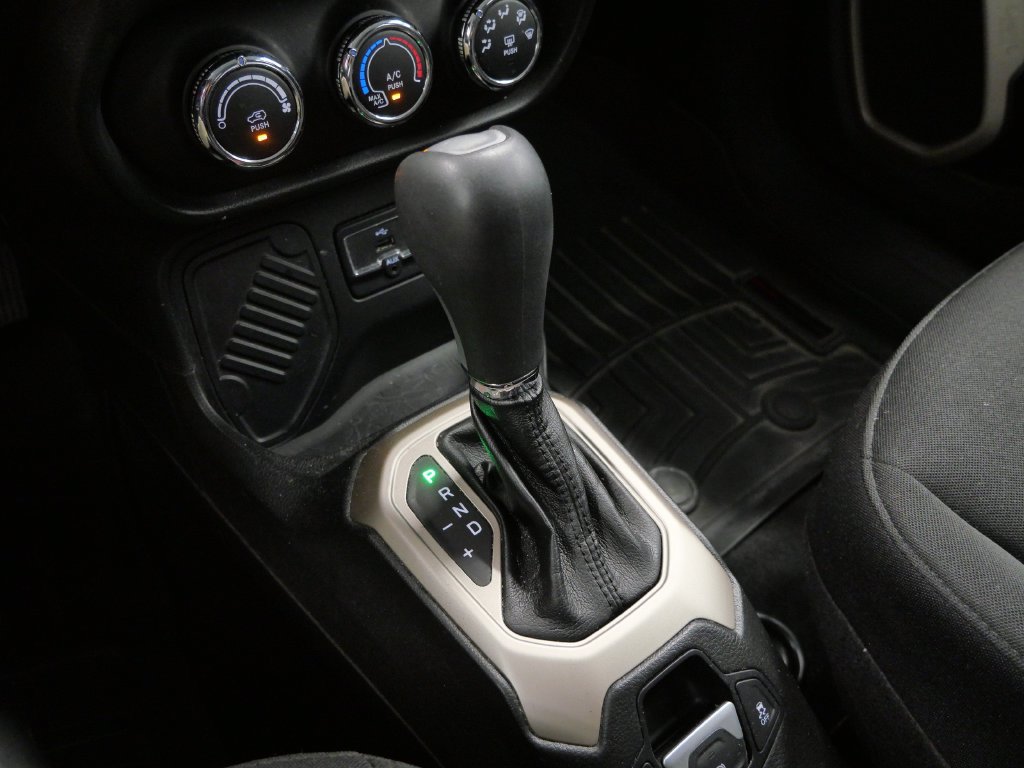 Used 2015 Jeep Renegade Latitude FWD image 23