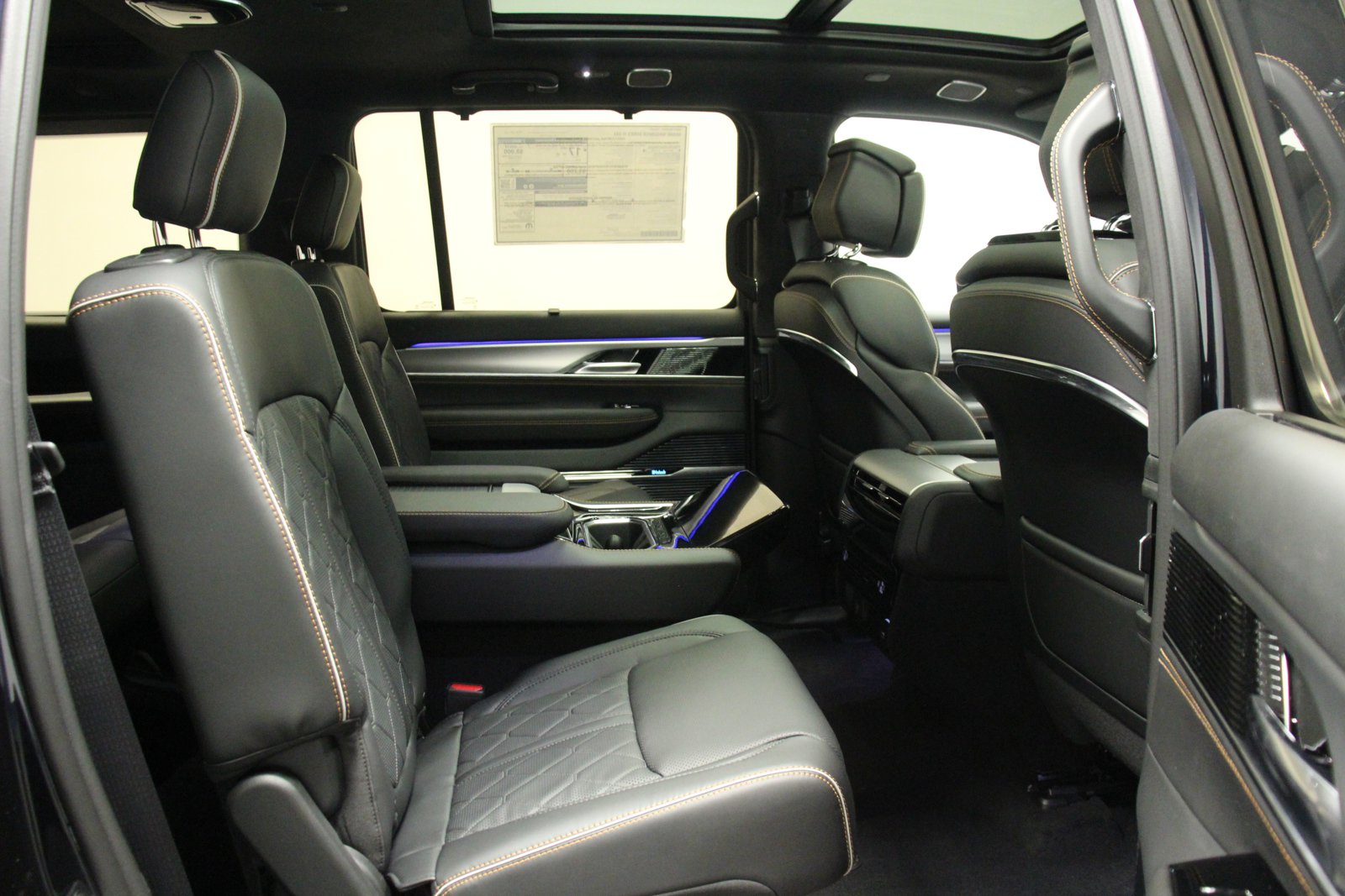New 2023 Jeep Grand Wagoneer Series III AWD/4WD image 16
