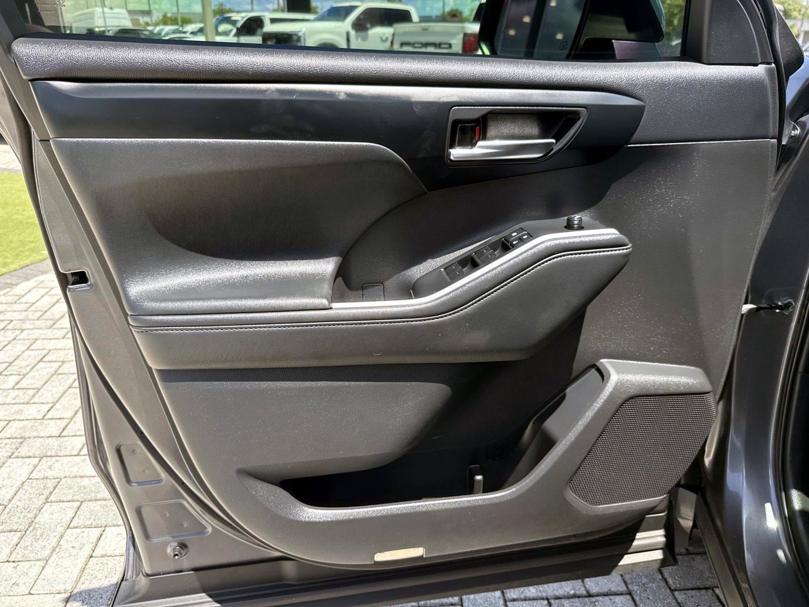 Used 2022 Toyota Highlander XLE AWD/4WD image 18
